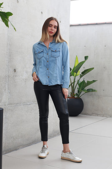 Leggings de cuerina con costura delantera.