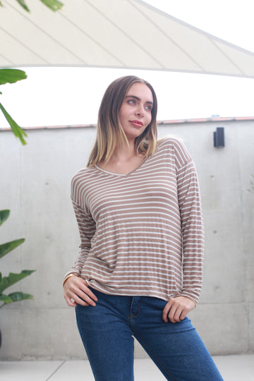 Polo manga larga cuello V a rayas
