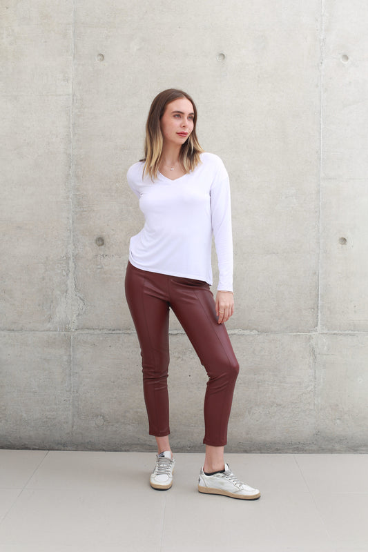 Leggings de cuerina con costura delantera.