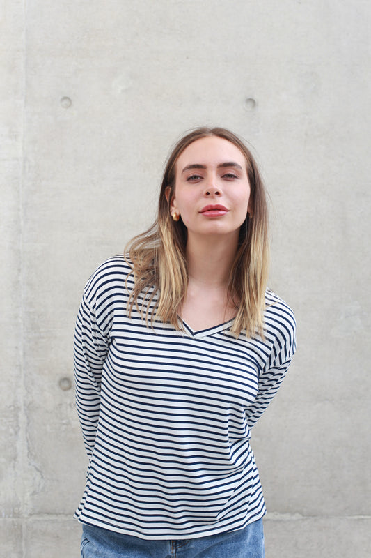 Polo manga larga cuello V a rayas